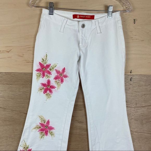 Crazy Daisy White Brazilian Floral Jeans
Size small. Inseam 33” - Picture 2 of 8